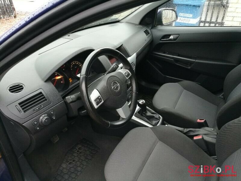 2011' Opel Astra photo #4