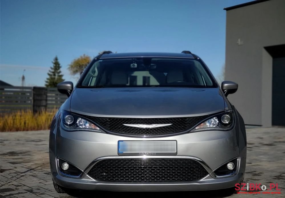 2017' Chrysler Pacifica photo #2