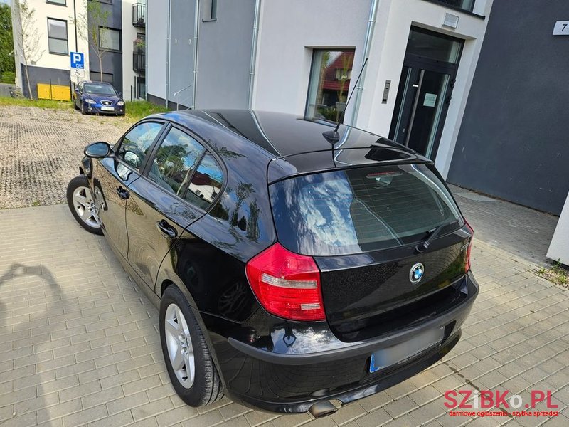 2009' BMW 1 Series 116I photo #3