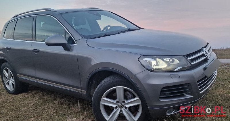2010' Volkswagen Touareg photo #3