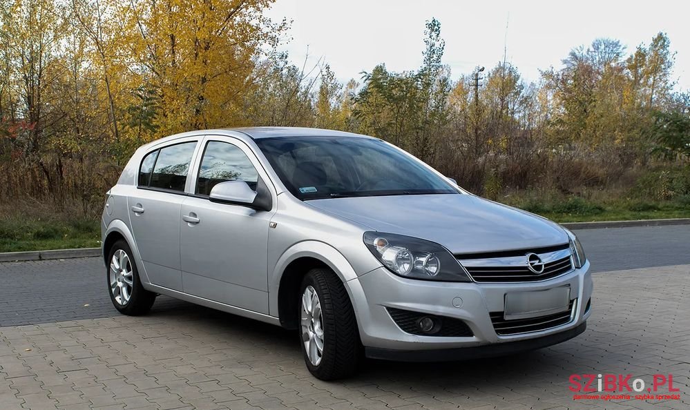2010' Opel Astra photo #1