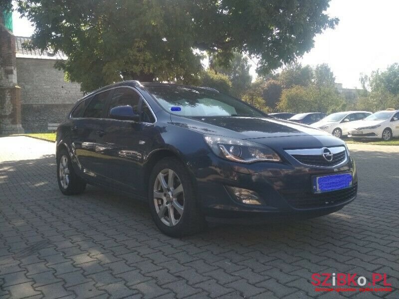 2011' Opel Astra photo #3