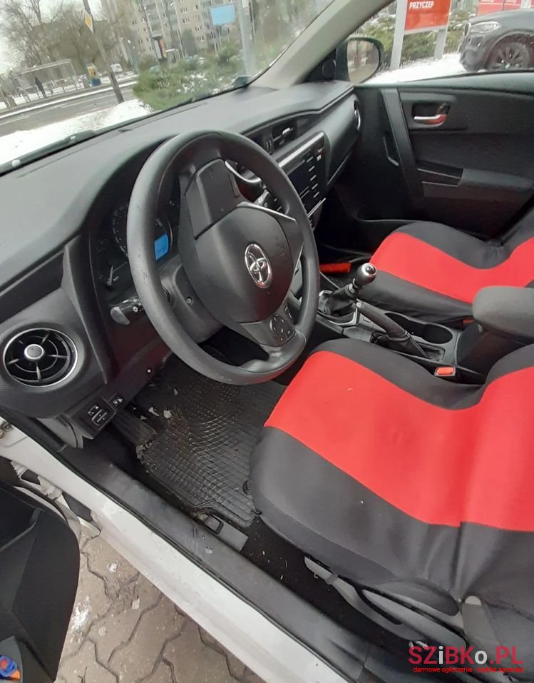 2016' Toyota Auris photo #3