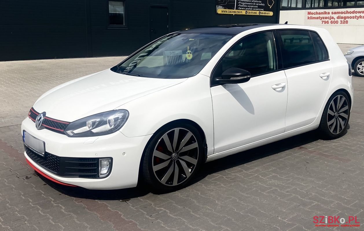 2009' Volkswagen Golf photo #2