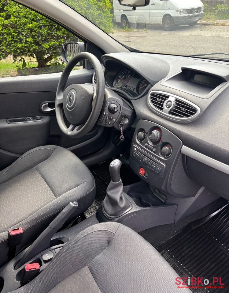 2009' Renault Clio photo #6