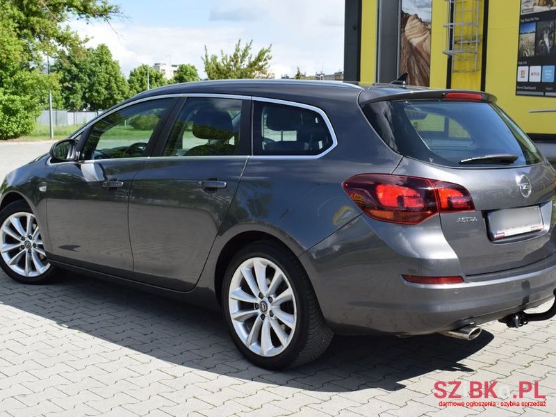 2011' Opel Astra 1.6 Turbo Cosmo photo #2