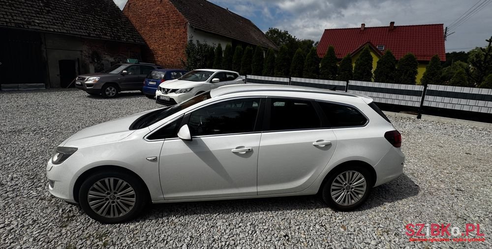 2011' Opel Astra Sport photo #3