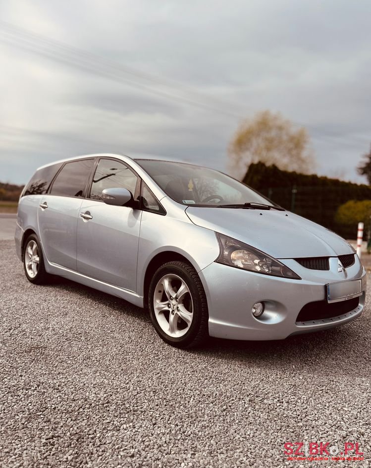 2004' Mitsubishi Grandis photo #1