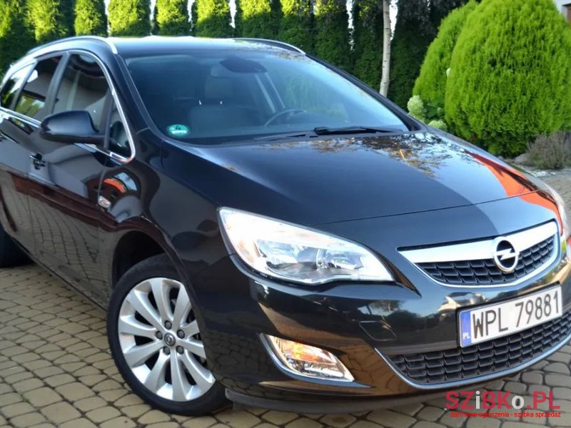 2013' Opel Astra photo #1