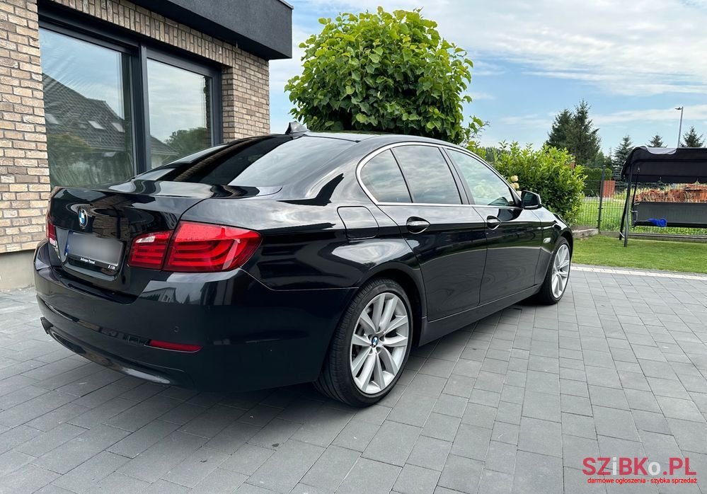 2011' BMW 5 Series 520D photo #5