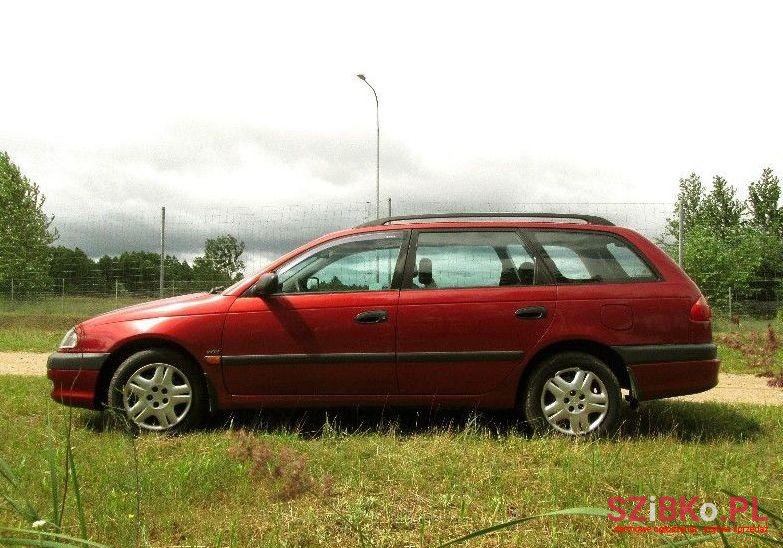 2001' Toyota Avensis photo #2