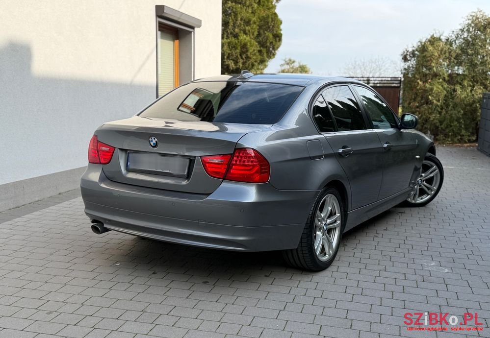 2011' BMW 3 Series photo #2