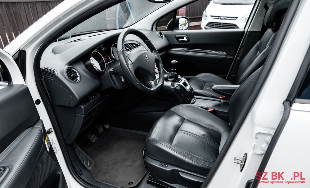 2011' Peugeot 5008 photo #5