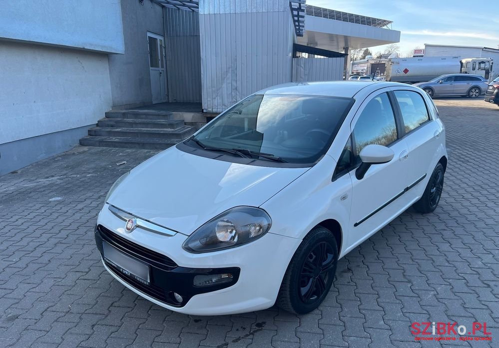 2011' Fiat Punto Evo photo #2