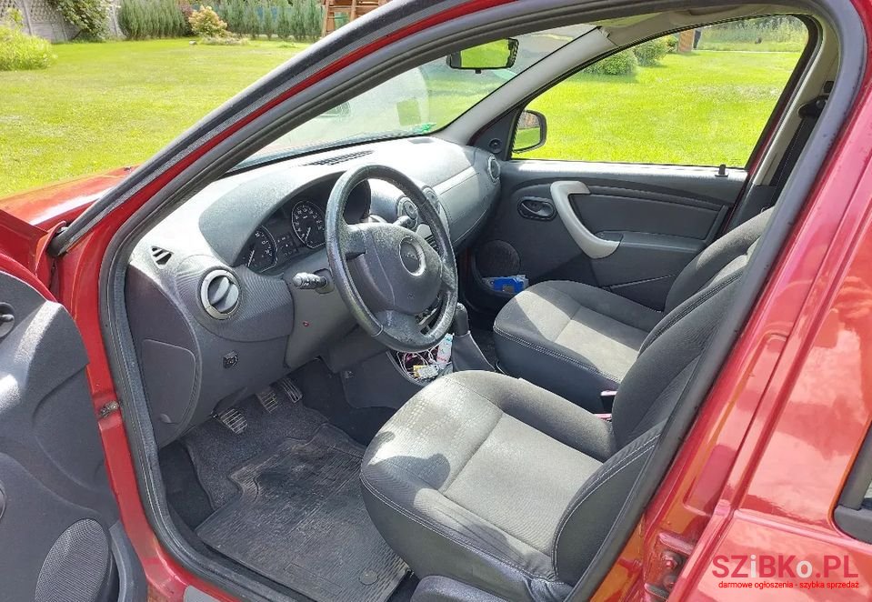 2011' Dacia Sandero photo #3
