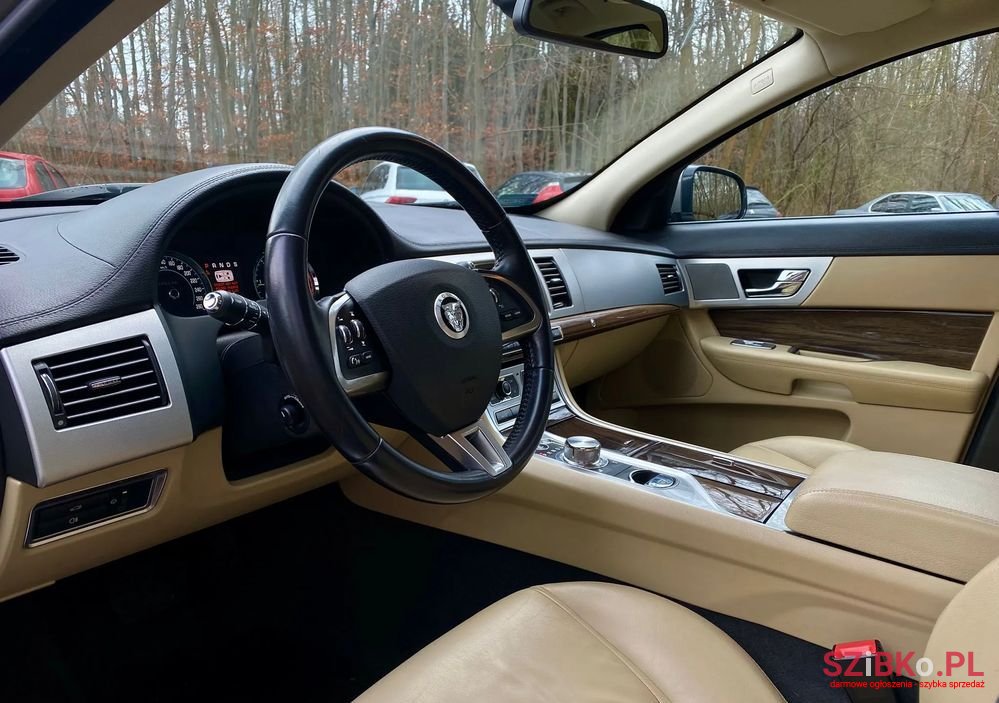 2011' Jaguar XF 2.2 D Luxury photo #6