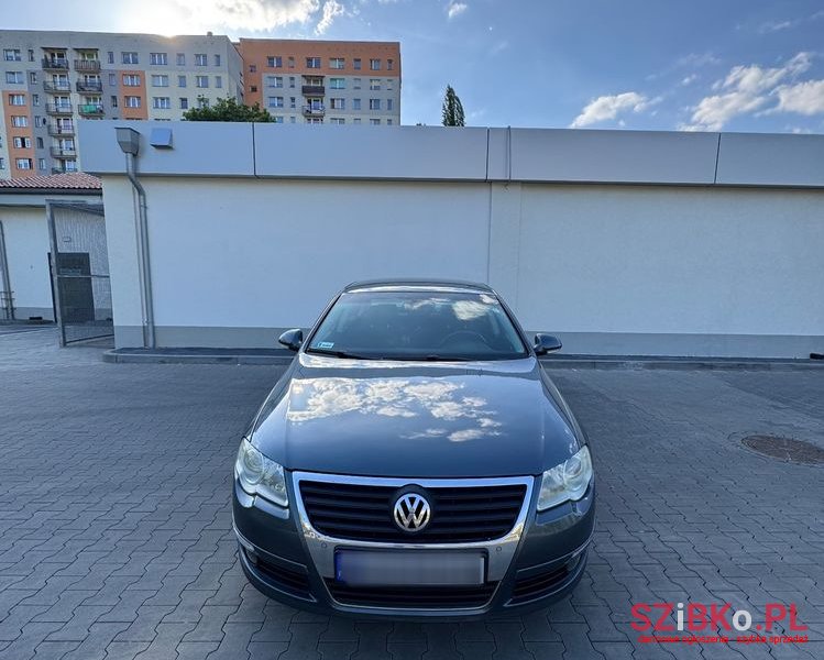 2009' Volkswagen Passat photo #3