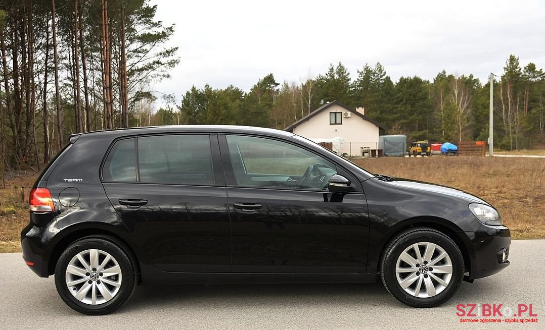2011' Volkswagen Golf photo #3