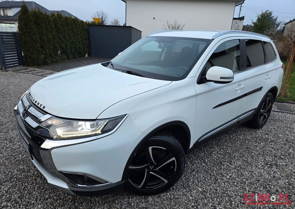 2017' Mitsubishi Outlander photo #2