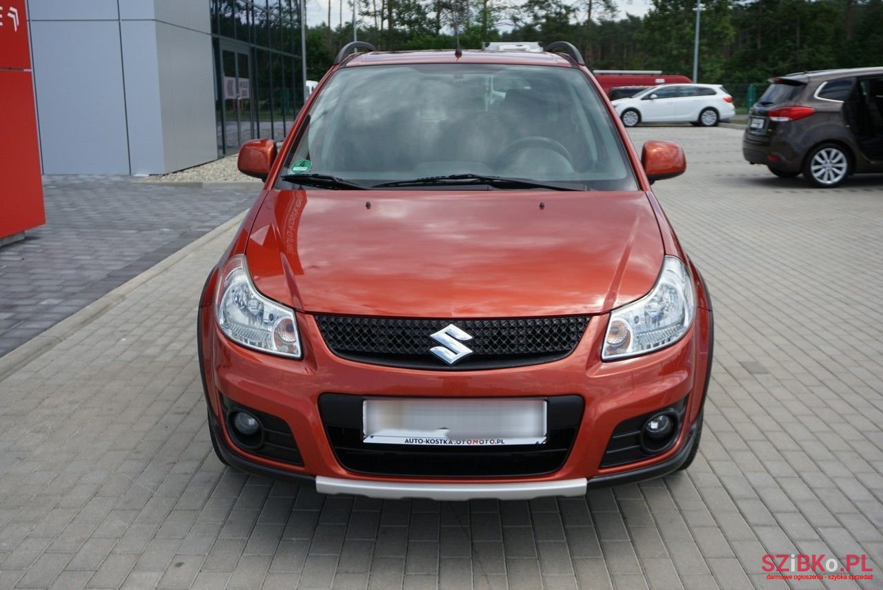 2011' Suzuki SX4 photo #2