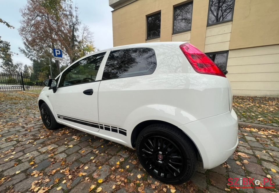 2012' Fiat Punto photo #4