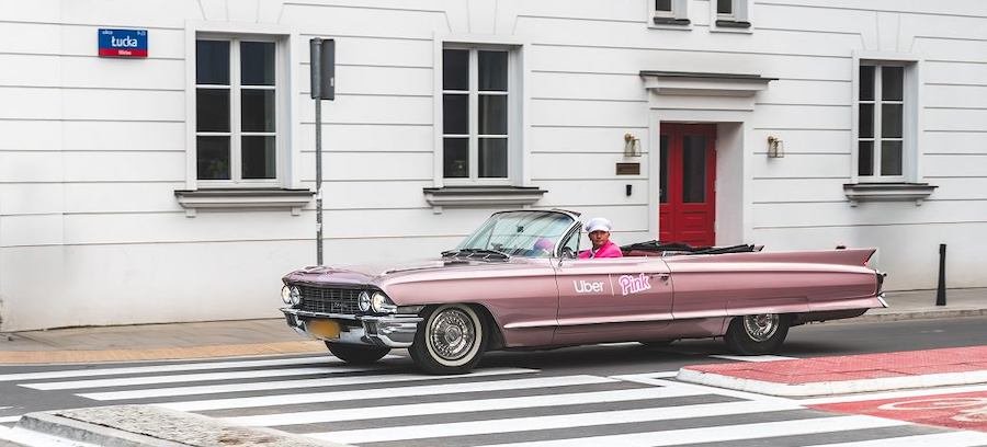 Różowe Cadillaki na ulicach Warszawy "Barbie przyciąga także mężczyzn"