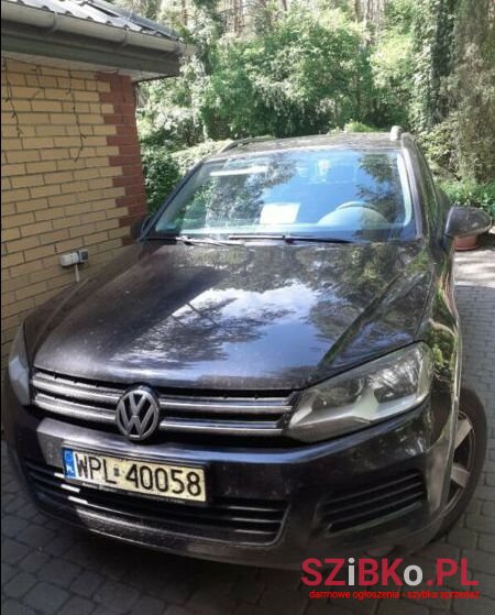 2011' Volkswagen Touareg photo #1