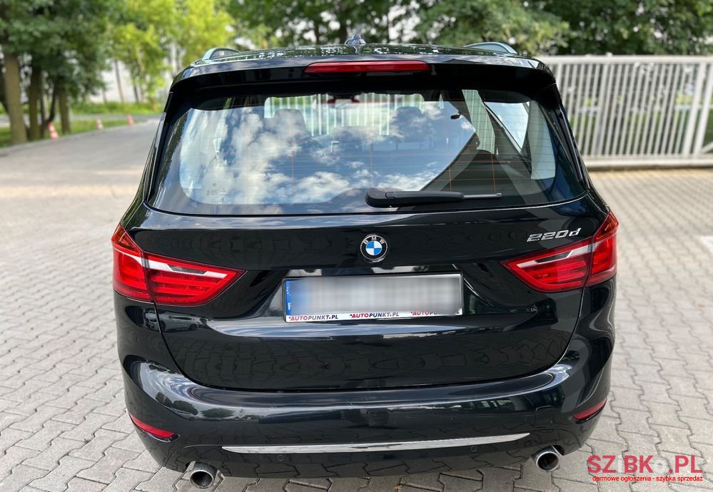 2015' BMW 2 Series 220D Gran Tourer photo #6