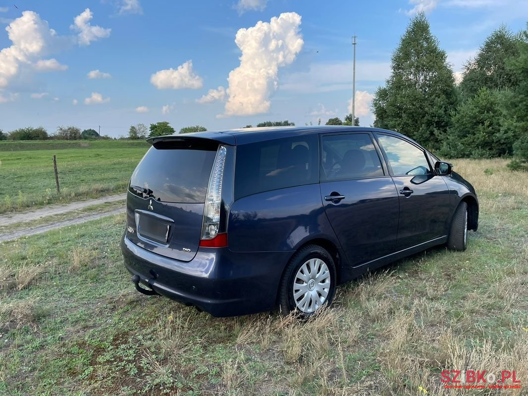 2006' Mitsubishi Grandis photo #2