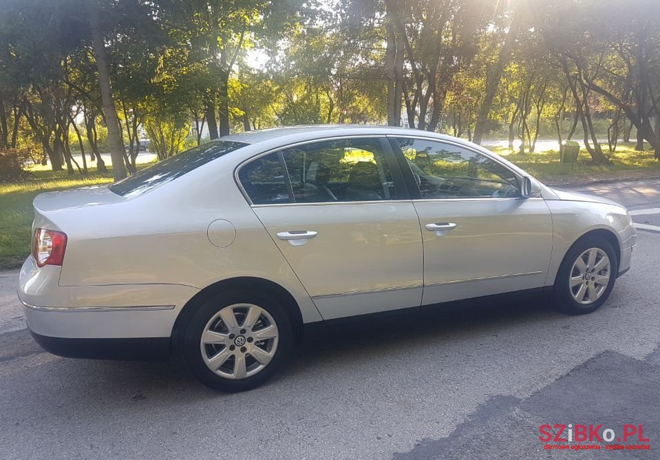 2005' Volkswagen Passat photo #2