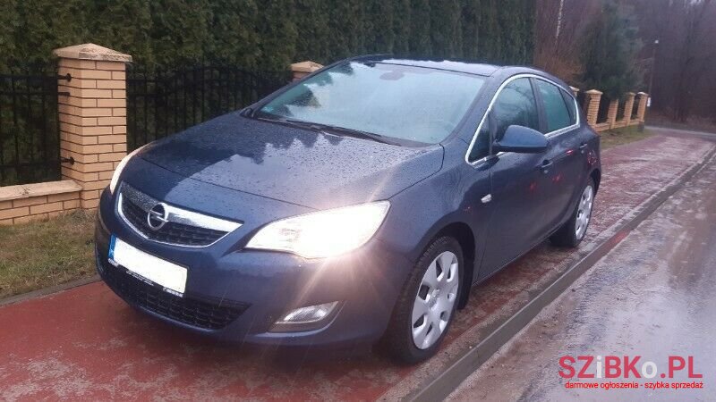 2010' Opel Astra photo #1