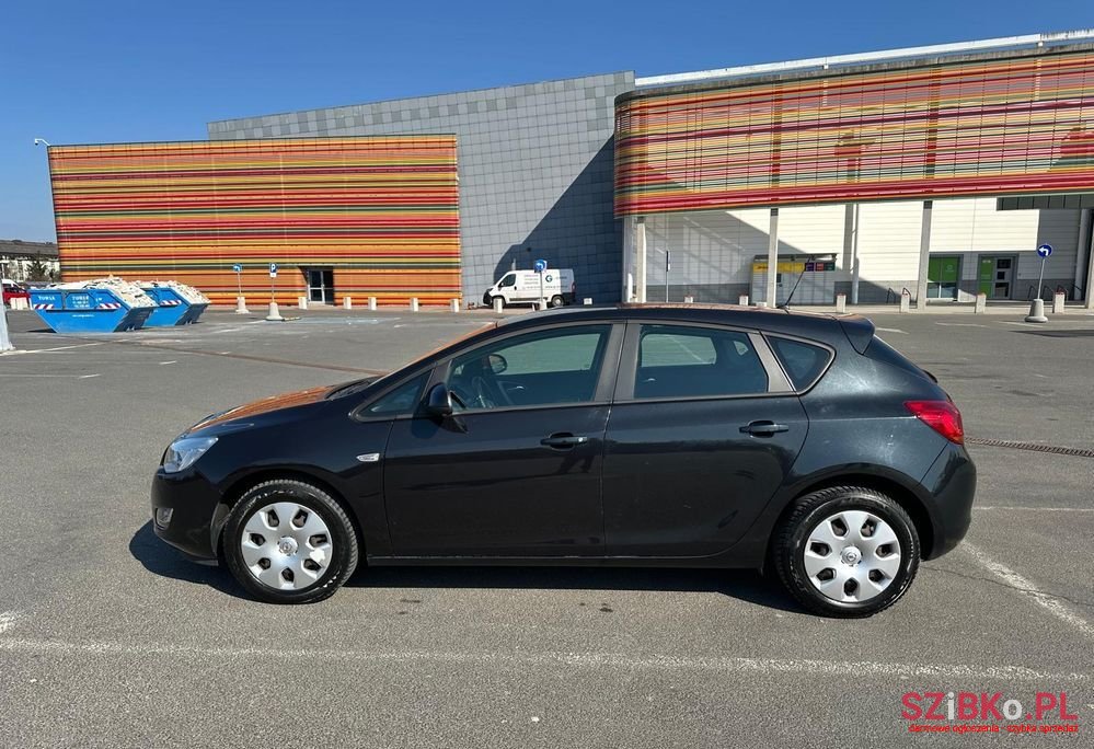 2012' Opel Astra photo #3