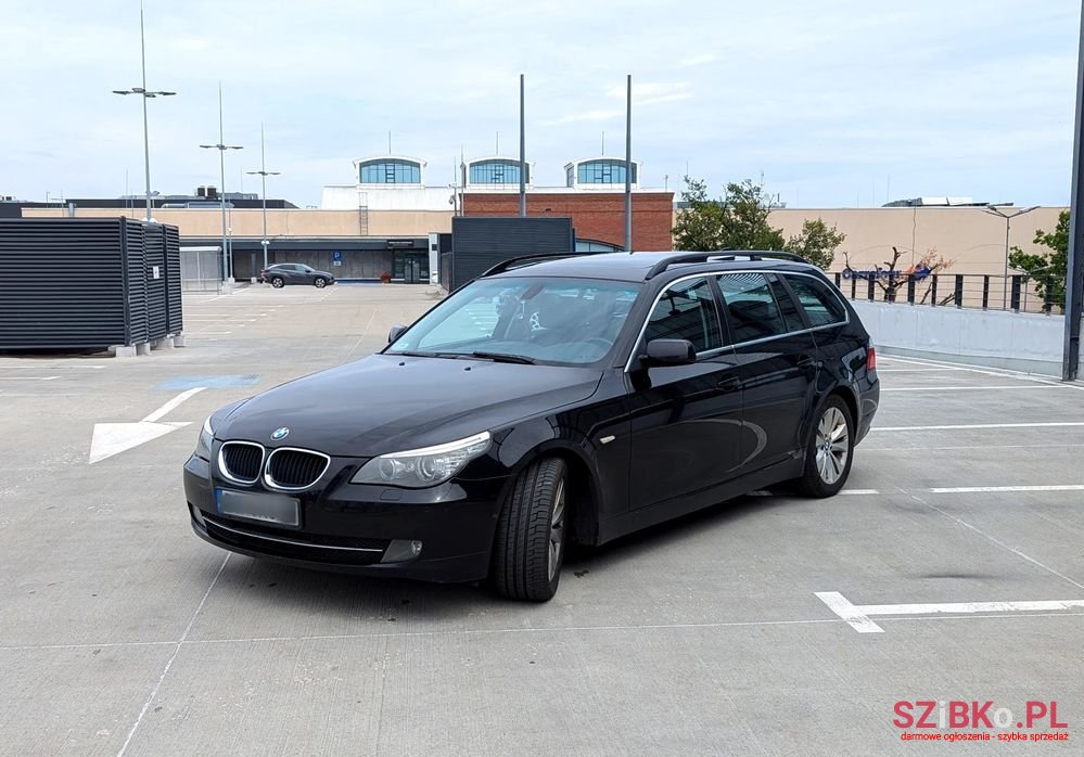 2009' BMW 5 Series 520D Touring photo #2