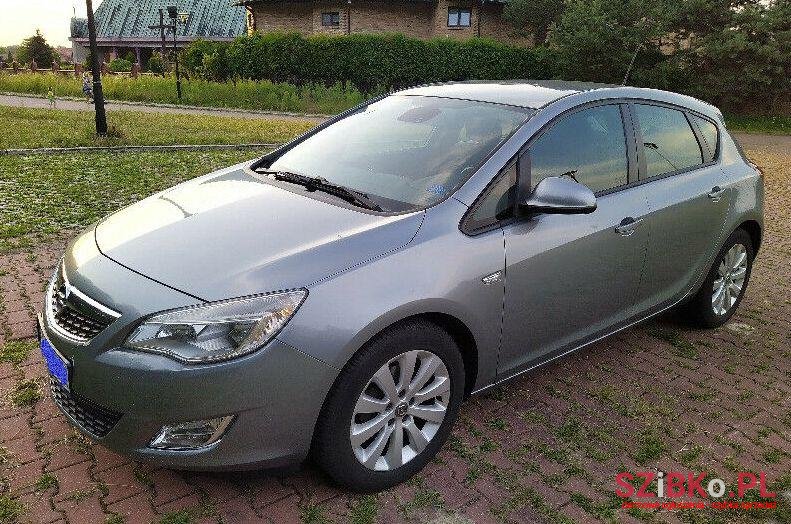 2011' Opel Astra photo #1