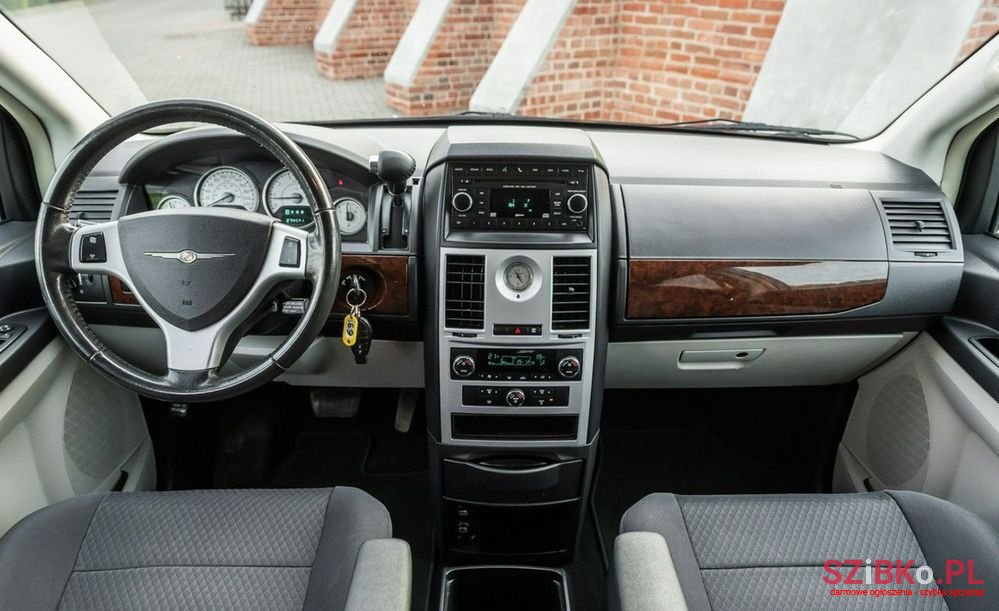 2011' Chrysler Grand Voyager photo #5