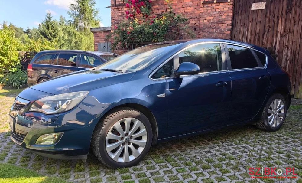 2010' Opel Astra 1.4 T Cosmo S&S photo #1