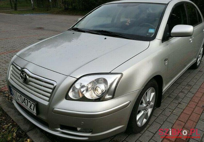 2004' Toyota Avensis photo #1