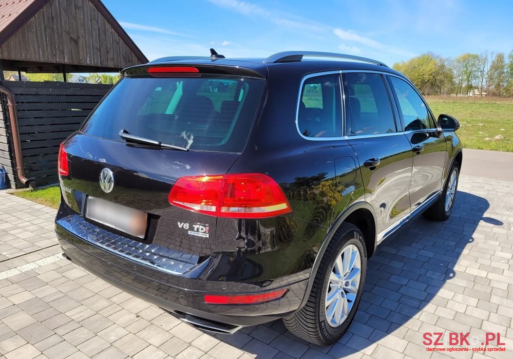 2011' Volkswagen Touareg photo #6