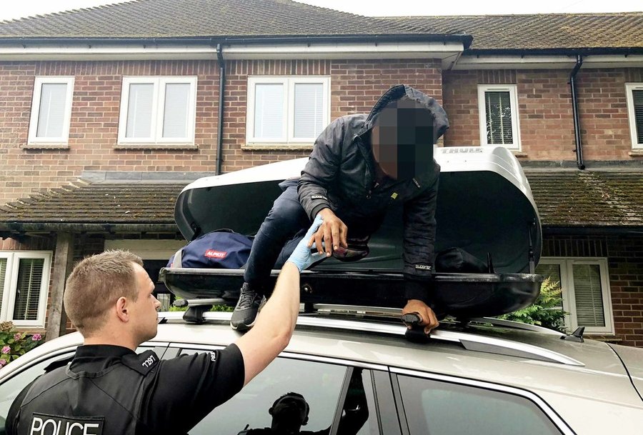 Traveling English couple found a teenage migrant in their rooftop cargo box