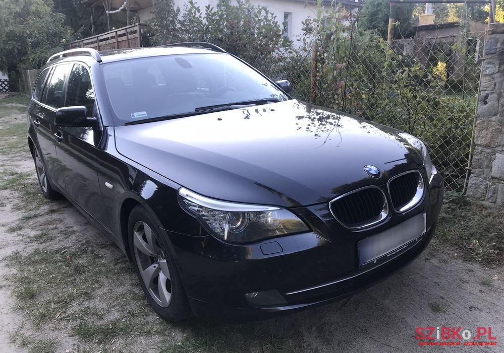 2009' BMW 5 Series 520D photo #2