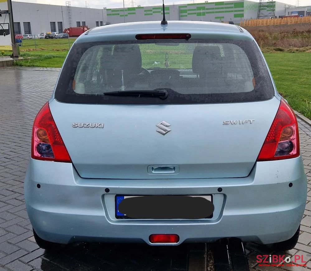 2010' Suzuki Swift photo #5