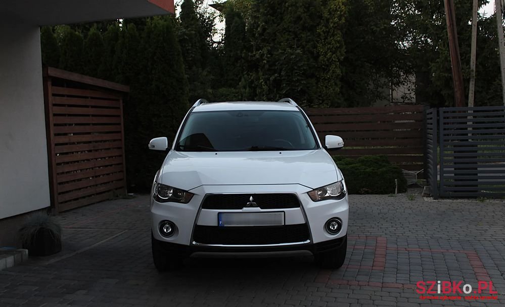 2010' Mitsubishi Outlander 2.0 2Wd photo #2