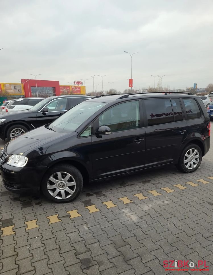 2006' Volkswagen Touran 2.0 Tdi Trendline photo #1