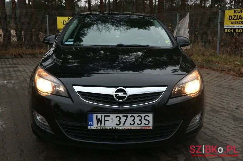 2011' Opel Astra photo #3