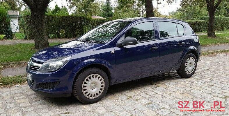 2012' Opel Astra photo #1