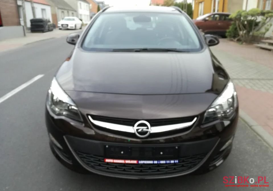 2014' Opel Astra photo #2