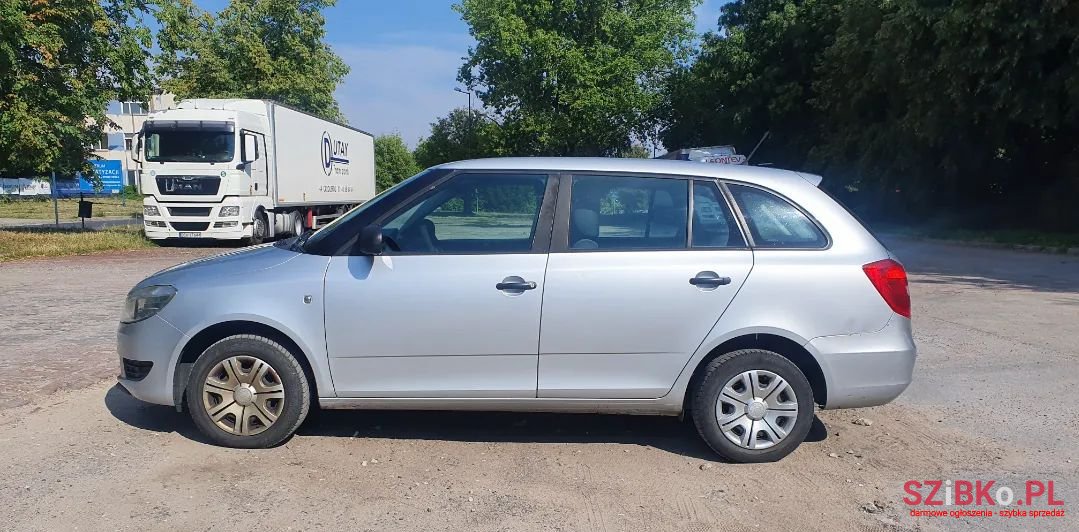 2011' Skoda Fabia photo #2