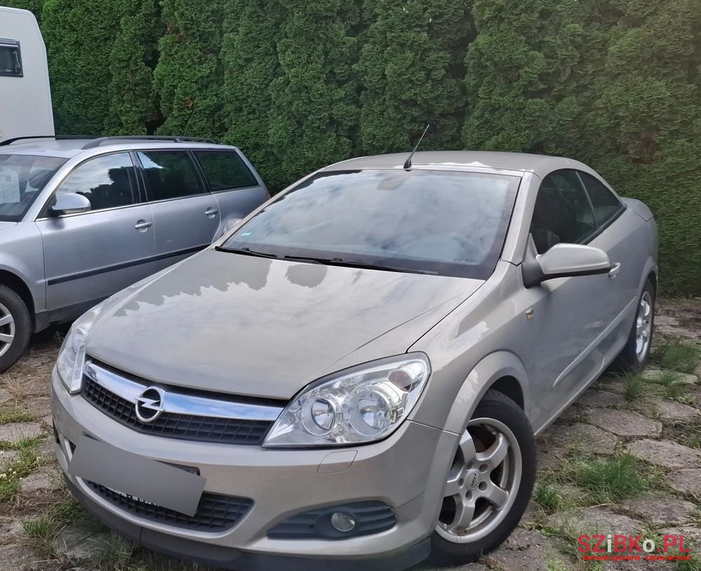 2007' Opel Astra Twintop photo #1
