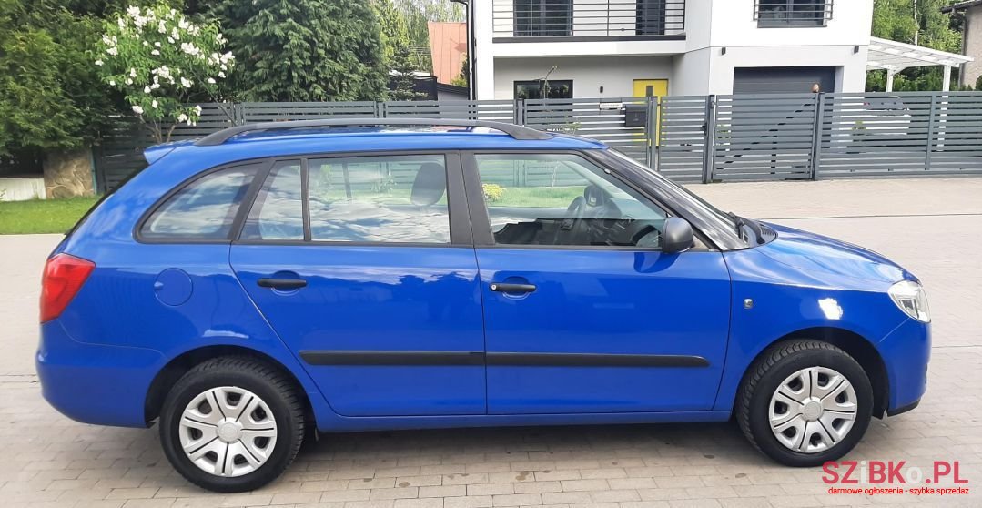 2009' Skoda Fabia photo #2