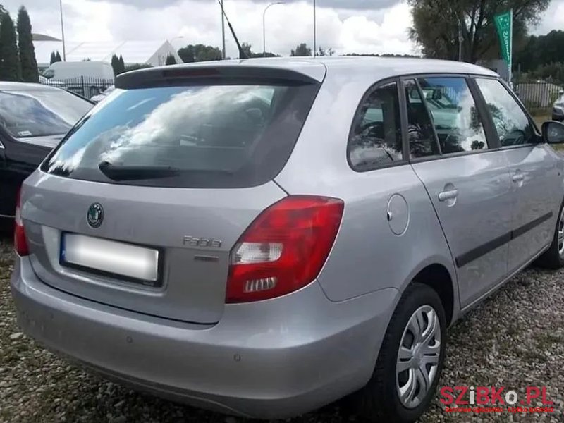 2011' Skoda Fabia 1.6 Tdi Dpf Ambition photo #3